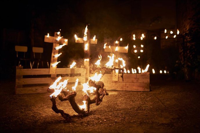 Varias cascas de carafio arden durante a procesión dos Carafio, a 7 de abril de 2023, en Ou Castro, O Barco de Valdeorras, Ourense, 