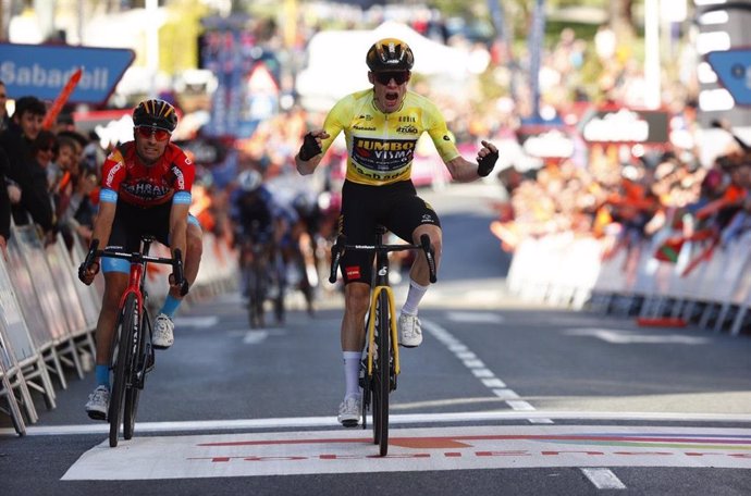 Jonas Vingegaard (Jumbo-Visma) se impone a Mikel Landa al esprint en la cuarta etapa para seguir líder de la Itzulia.