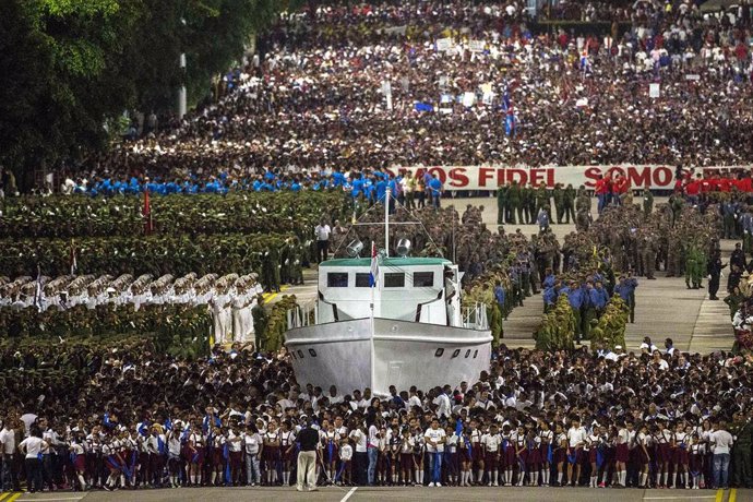 Archivo - Desfile militar con el yate 'Granma' en Cuba