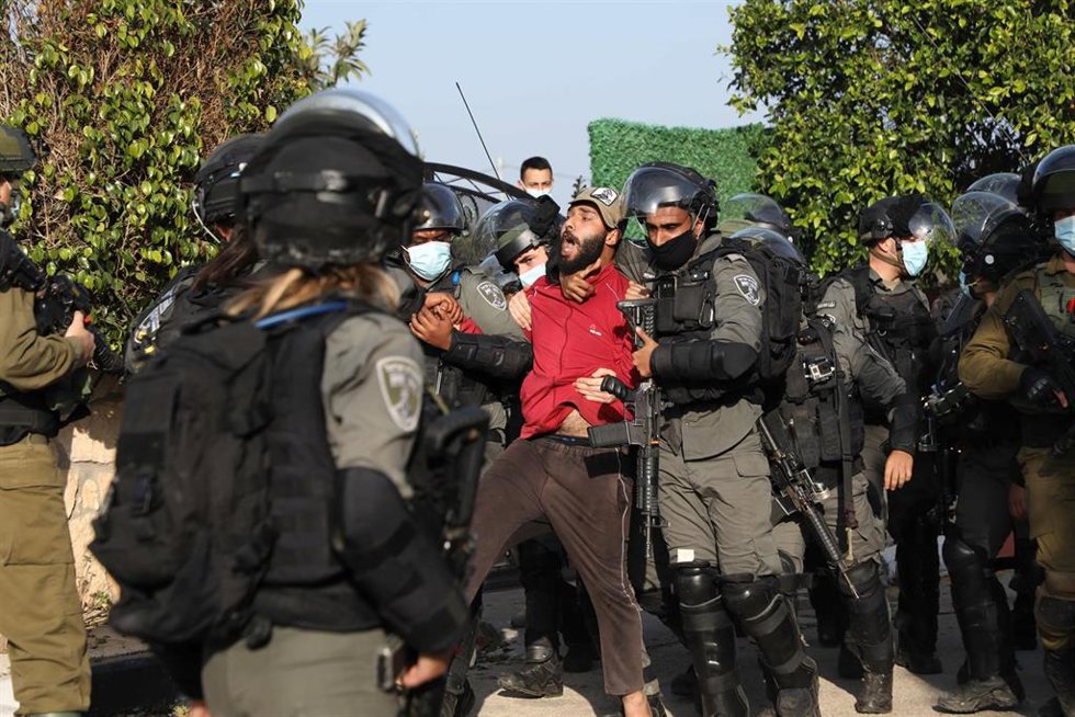 Archivo - Soldados israelíes supervisan la demolición de la vivienda de un palestino condenado por asesinato