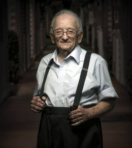 Archivo - November 30, 2016 - Florida, U.S. - The last surviving Nuremberg prosecutor, Ben Ferencz, in walkway near his Delray Beach home, Wednesday, November 30, 2016. Ferencz will speak at a Holocaust Memorial Museum event in Boca on Dec. 13.  Damon H