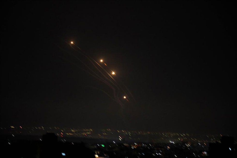 El sistema antiaéreo conocido como Cúpula de Hierro intentan interceptar misiles lanzados desde la región palestina de Gaza
