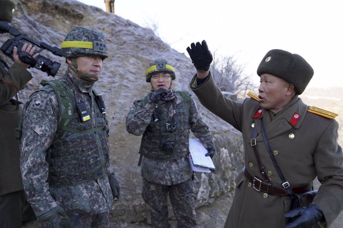 Archivo - Militares de Corea del Sur y Corea del Norte en la Zona Desmilitarizada 