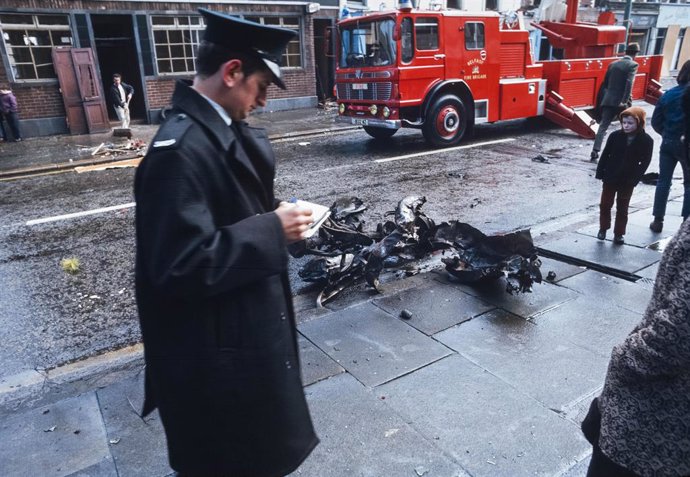 Archivo - May 25, 2017: An Ulster policeman examines the remains of a car bomb that exploded in Belfast. The Provisional Irish Republican Army (Provo IRA) used massive bomb attacks in the six counties of Ulster, the primarily Protestant part of Ireland,