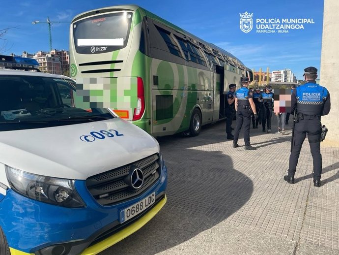 Agentes de la Policía Municipal de Pamplona inspeccionan un autobús.