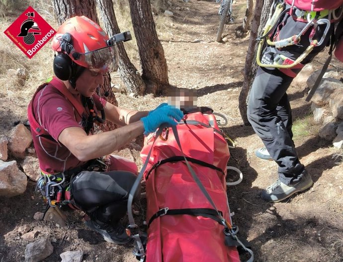 Rescatan a un ciclista tras sufrir una caída en una zona montañosa de Finestrat (Alicante)