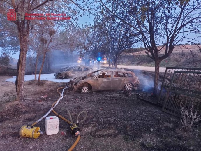 Vehículos afectados en el incendio de Cascante.