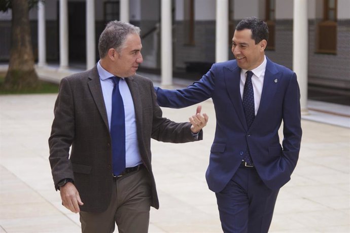Archivo - El presidente de la Junta de Andalucía, Juanma Moreno, (d) junto al coordinador general del Partido Popular, Elías Bendodo, (i) en el  Parlamento andaluz en una imagen de archivo