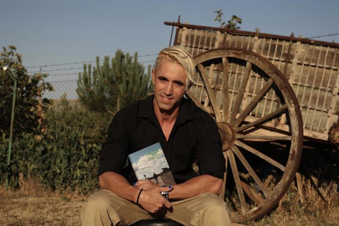 Archivo - Javier de Pablo, autor de 'El Informe 'De Pablo'', posa junto a un ejemplar de su obra.