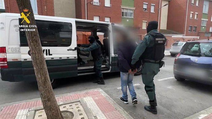 Imagen de la detención de una persona por la falsificación de permisos de conducir.