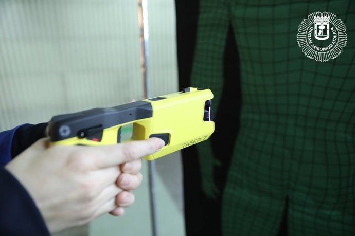 Archivo - Una pistola táser de la Policía Municipal de Madrid