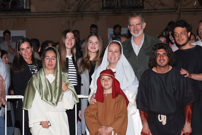 Los Reyes y sus hijas asisten a la representación de la Pasión en Chinchón (Madrid), a 8 de abril de 2023.