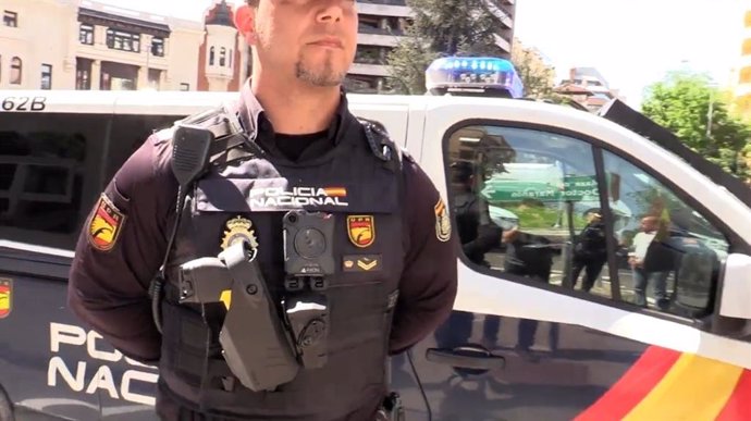Archivo - La Policía cuenta ya con los primeros 85 agentes habilitados para portar pistolas eléctricas tipo táser