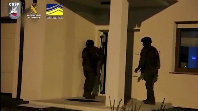 Los 40 investigados por falsedad documental utilizaban permisos deconducir falsificados de Marruecos, para canjearlos por el permiso de Conducir español .