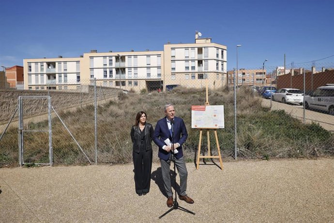 El alcalde de Zaragoza, Jorge Azcón, junto a la concejal delegada de Vivienda, Carolina Andreu, en uno de los solares donde se construirán viviendas, en Valdefierro.
