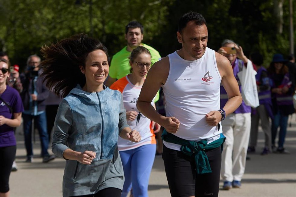 La secretaria general de Podemos y ministra de Derechos Sociales y Agenda 2030, Ione Belarra, y el candidato de Podemos a la Alcaldía de Madrid, Roberto Sotomayor, participan e una carrera popular, en el Parque de El Retiro