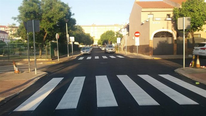 Archivo - Imagen de archivo de una repavimentación en Sevilla 