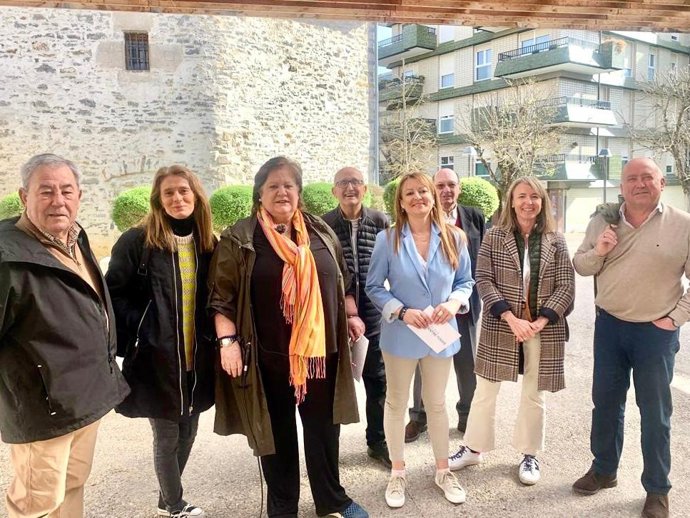 La secretaria general de los populares alaveses, Ana Salazar, y la cabeza de lista del PP para Juntas Generales de Álava por Ayala, Montse Canive, en Amurrio (Álava)