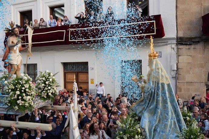 Encuentro de la Virgen de la Autora y Jesús Resucitado en la tradicional 'Carrerita'.