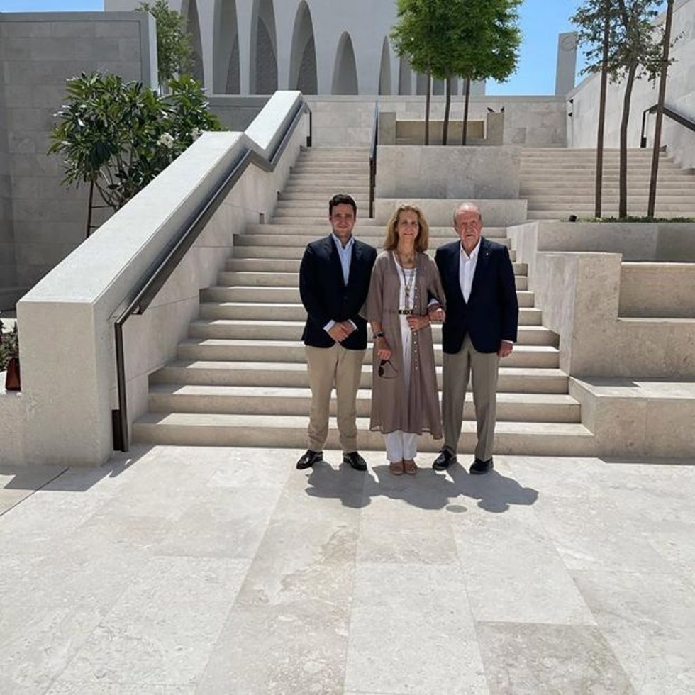 El Rey Juan Carlos, la Infanta Elena y Froilán, juntos en Abu Dabi el Domingo de Resurrección, a 9 de abril de 2023.