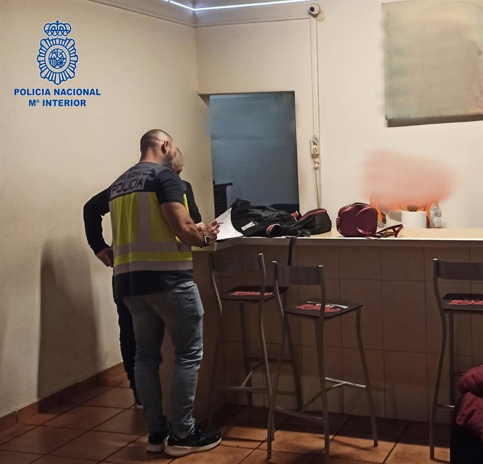 Agentes de la Policía Nacional en una inspección en la vivienda-prostíbulo ubicada en la barriada de Pere Garau de Palma