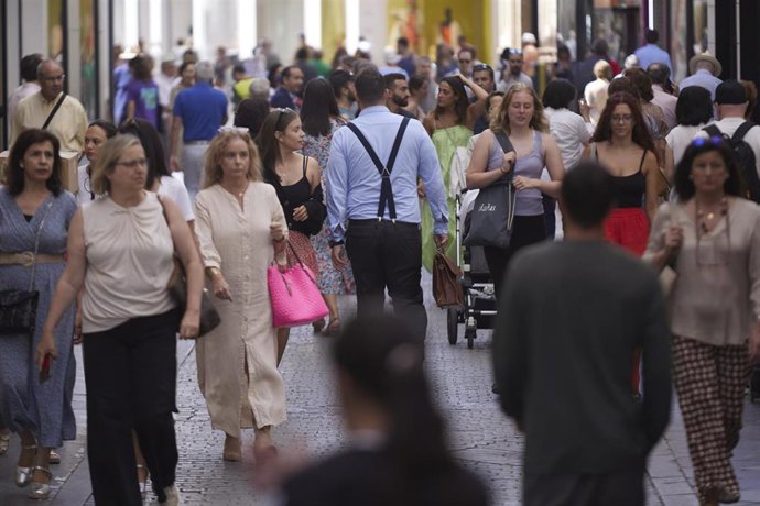 Archivo - Detalle del flujo de personas por la calle Velázquez de Sevilla