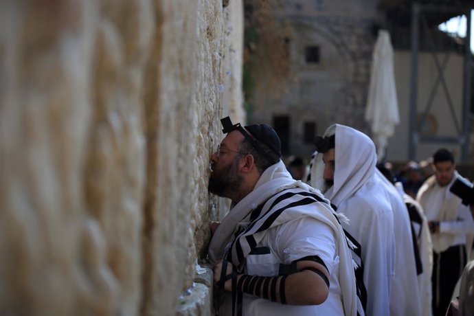 Archivo - Jueus ortodoxos resant al mur de les Lamentacions, a Jerusalem