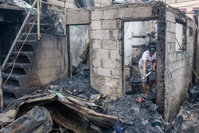 Archivo - Edificio calcinado en un incendio en Filipinas