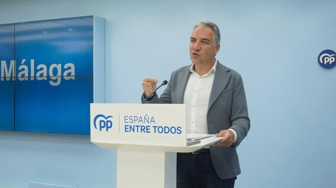 El coordinador general del PP, Elías Bendodo, en rueda de prensa en Málaga.
