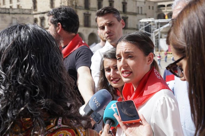 La secretaria de Acción de Gobierno de Podemos y ministra de Igualdad, Irene Montero, con pañuelo rojo, realiza declaraciones a los medios durante su visita a la Fiesta Chíviri, a 9 de abril de 2023, en Trujillo, Cáceres, Extremadura, (España).