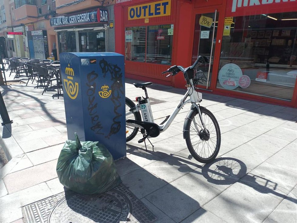 Archivo - Una bici de bicimad abandonada en una calle de Carabanchel