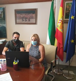 Archivo - El concejal de Educación y la alcaldesa de La Zubia