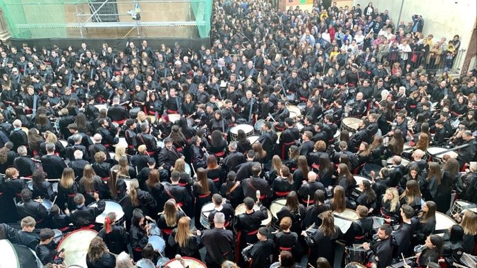 La procesión de la Soledad y el fin de redobles despiden la Semana Santa de Andorra (Teruel) 2023.