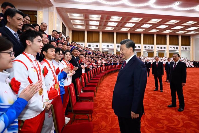 Archivo - El presidente chino, Xi Jinping, con atletas de los Juegos Paralímpicos de Invierno de Pekín 2022