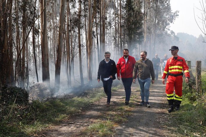 El presidente Adrián Barbón y el consejero Alejandro Calvo visitan las zonas incendiadas en Las Regueras.