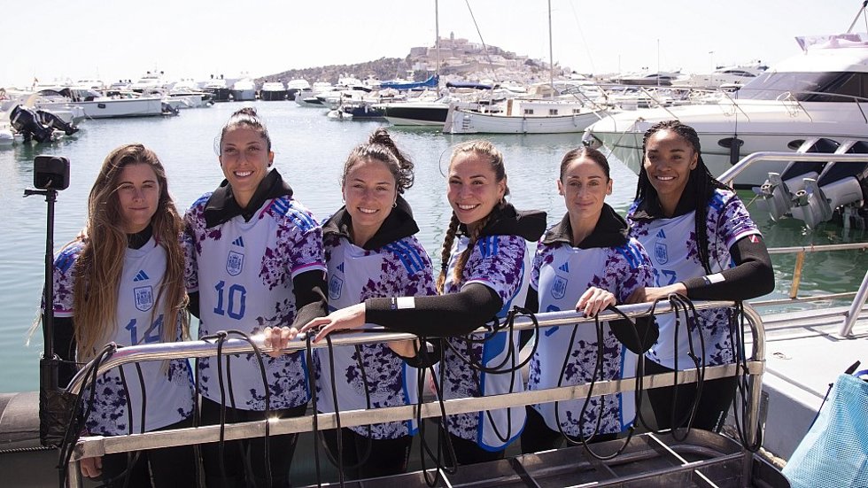 La selección española presenta bajo el agua la segunda equipación para el Mundial