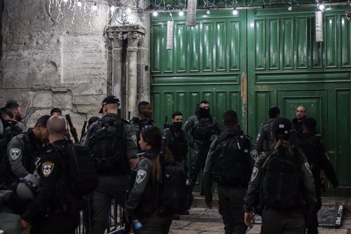 La Policía israelí permanece frente a las puertas de la mezquita de Al Aqsa en Jerusalén