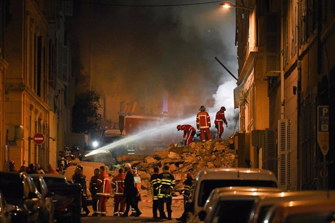 Los servicios de rescate trabajan en el derrumbe de un edificio en Marsella, Francia