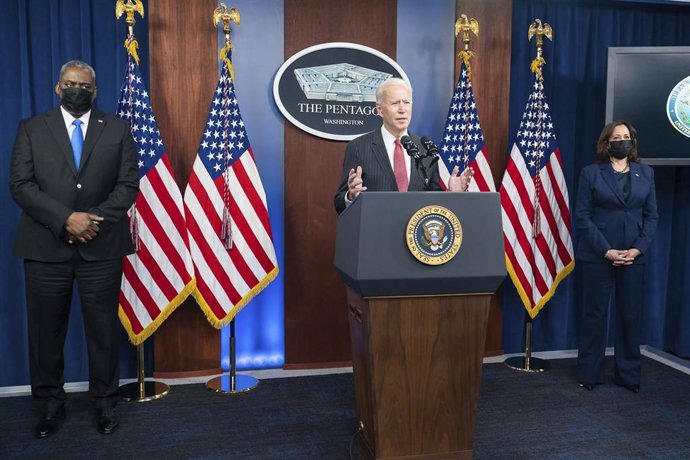 Archivo - Imagen de archivo del presidente de EEUU, Joe Biden, junto a la vicepresidenta, Kamala Harris, y el secretario de Defensa, Lloyd Austin