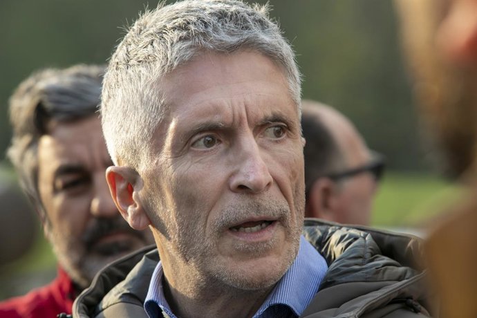 El ministro del Interior, Fernando Grande-Marlaska, durante su visita al Puesto de Mando Avanzado que lucha contra los incendios en Navelgas, en el concejo de Tineo, a 31 de marzo de 2023, en Navelgas, Tineo, Asturias (España). Grande-Marlaska ha acudid