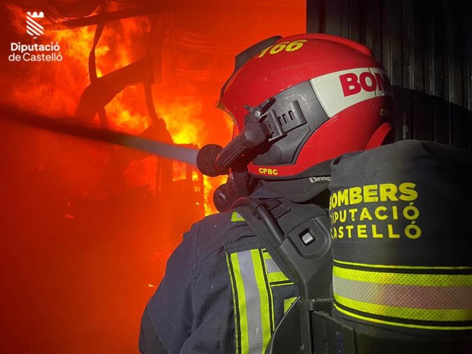 Un bombero trabaja en la extinción del incendio en Almazora