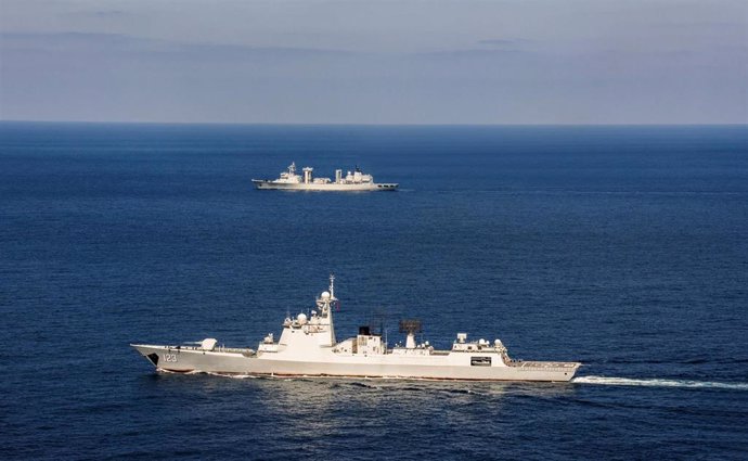 El destructor 'Huainan' (abajo) y el buque de suministros 'Hoh Xil', de la 42 Flota de la Armada de China
