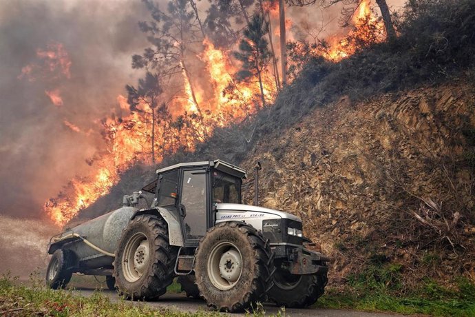 Un tractor en el incendio de los concejos de Valdes y Tineo, a 30 de marzo de 2023, en Asturias (España). La consejera de Presidencia del Gobierno asturiano, Rita Camblor, se ha referido este jueves a los numerosos incendios forestales que están activos