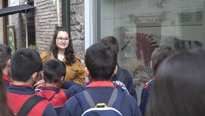 Imagen de una de las visitas guiadas por Pamplona con alumnado de Primaria.