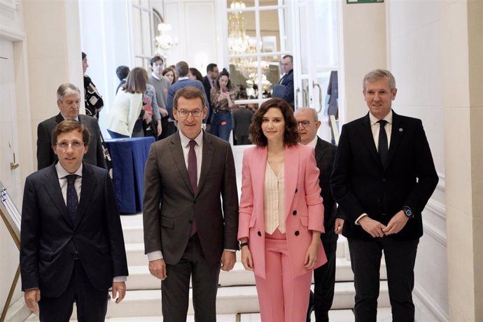 La presidenta de la Comunidad y del PP de Madrid, Isabel Díaz Ayuso, junto al alcalde de Madrid José Luis Martínez Almeida, el presidente del PP, Alberto Núñez Feijóo, y Alfonso Rueda, presidente de la Xunta