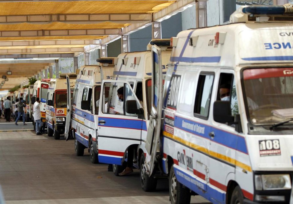 Archivo - Ambulancias en un hospital de la ciudad de Ahmedabad, en India