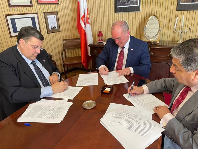 Burgos acoge la firma del acta fundacional del Cuerpo Consular de CyL para fomentar el intercambio cultural y social