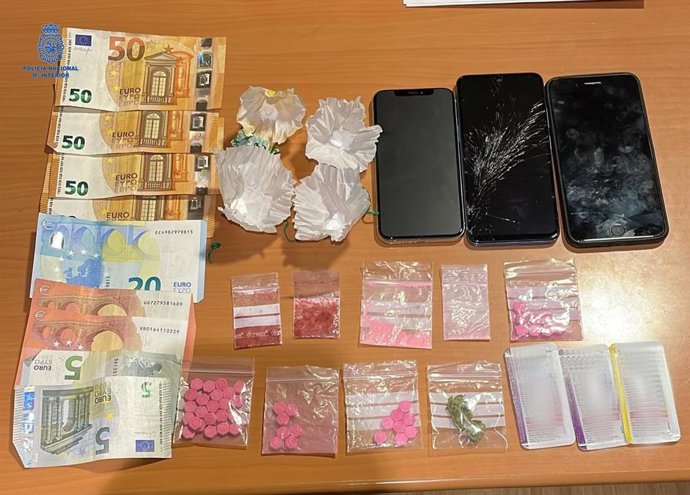 Detienen a dos hombres por vender droga en la calle y al comprador por conducir sin carné.