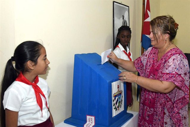 Una mujer deposita el voto en las elecciones legislativas de Cuba
