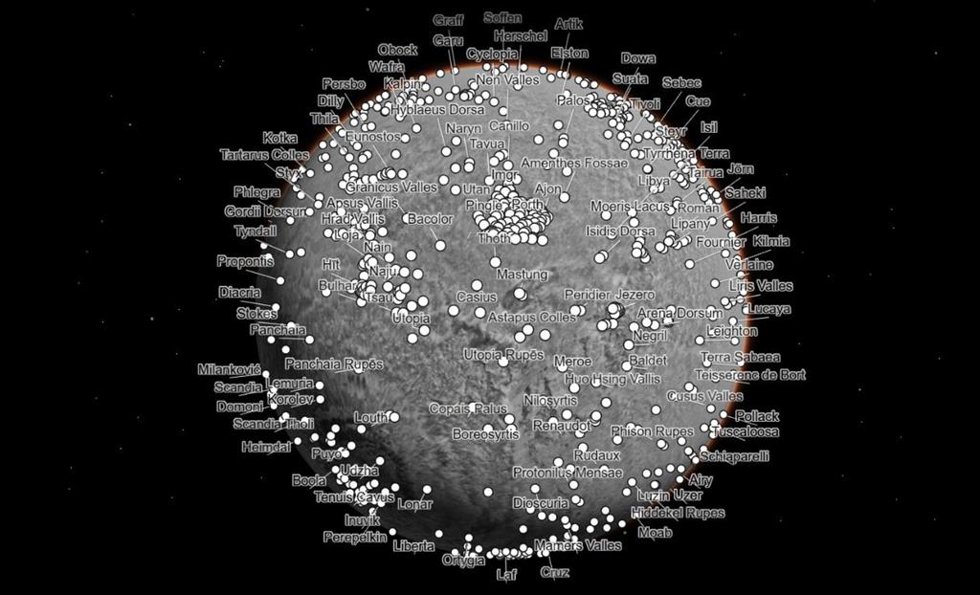 El Mosaico Global CTX de Marte permite a los científicos y al público explorar el planeta como nunca antes. Incluye diferentes capas de datos que se pueden activar o desactivar, como estas etiquetas para características geográficas nombradas en el plane